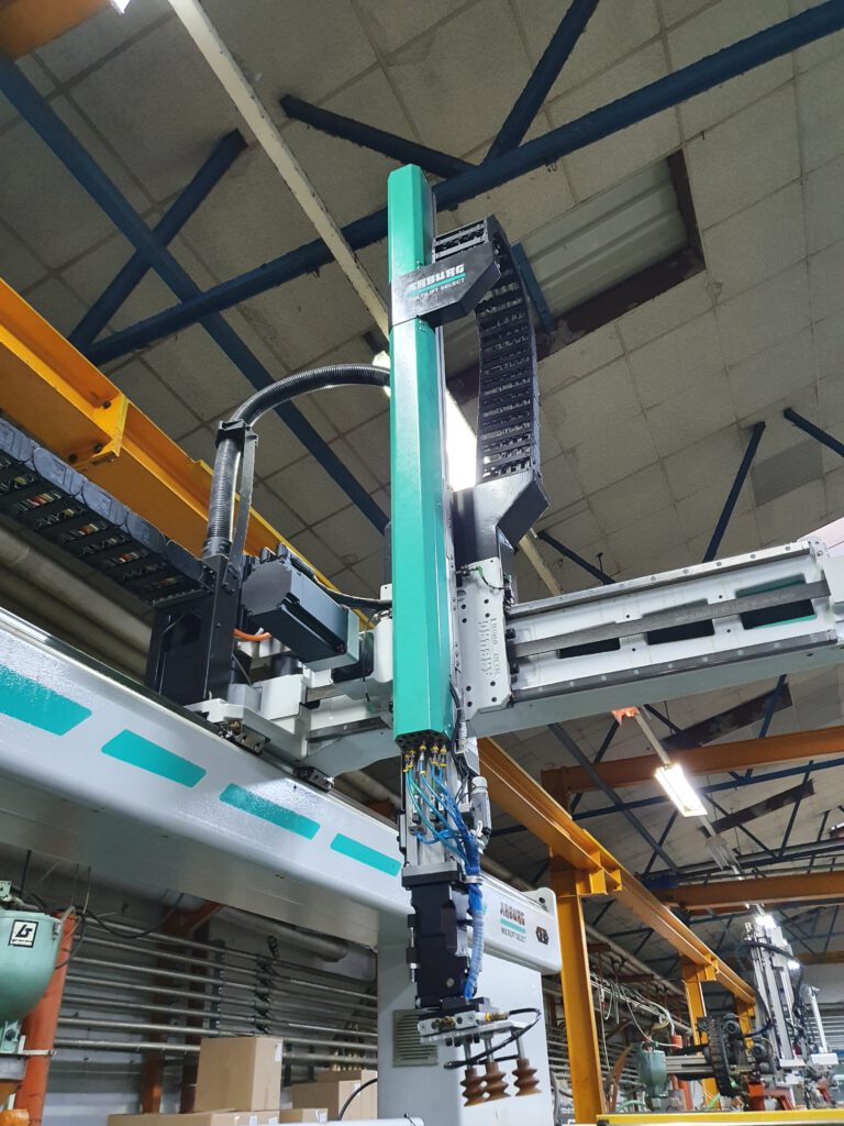 Roboterarm an Spritzgussmaschine